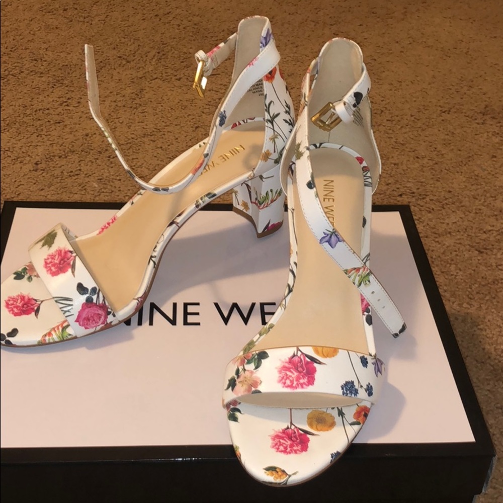 WHITE NINE WEST FLOWER HEELS!